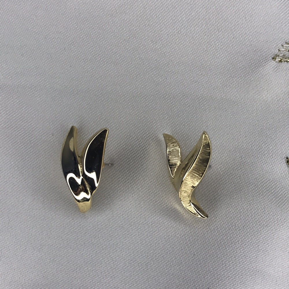 Trifari Elegant Gold Tone Earrings VTG - Picture 4 of 4